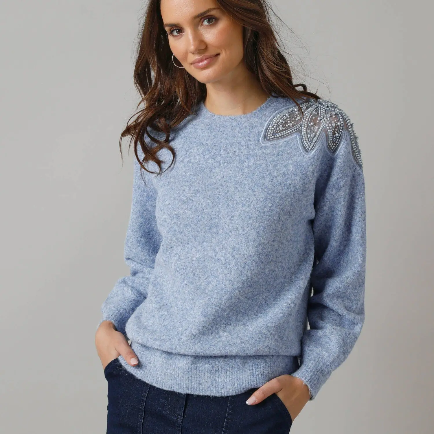 Modrý úpletový svetr s výšivkou