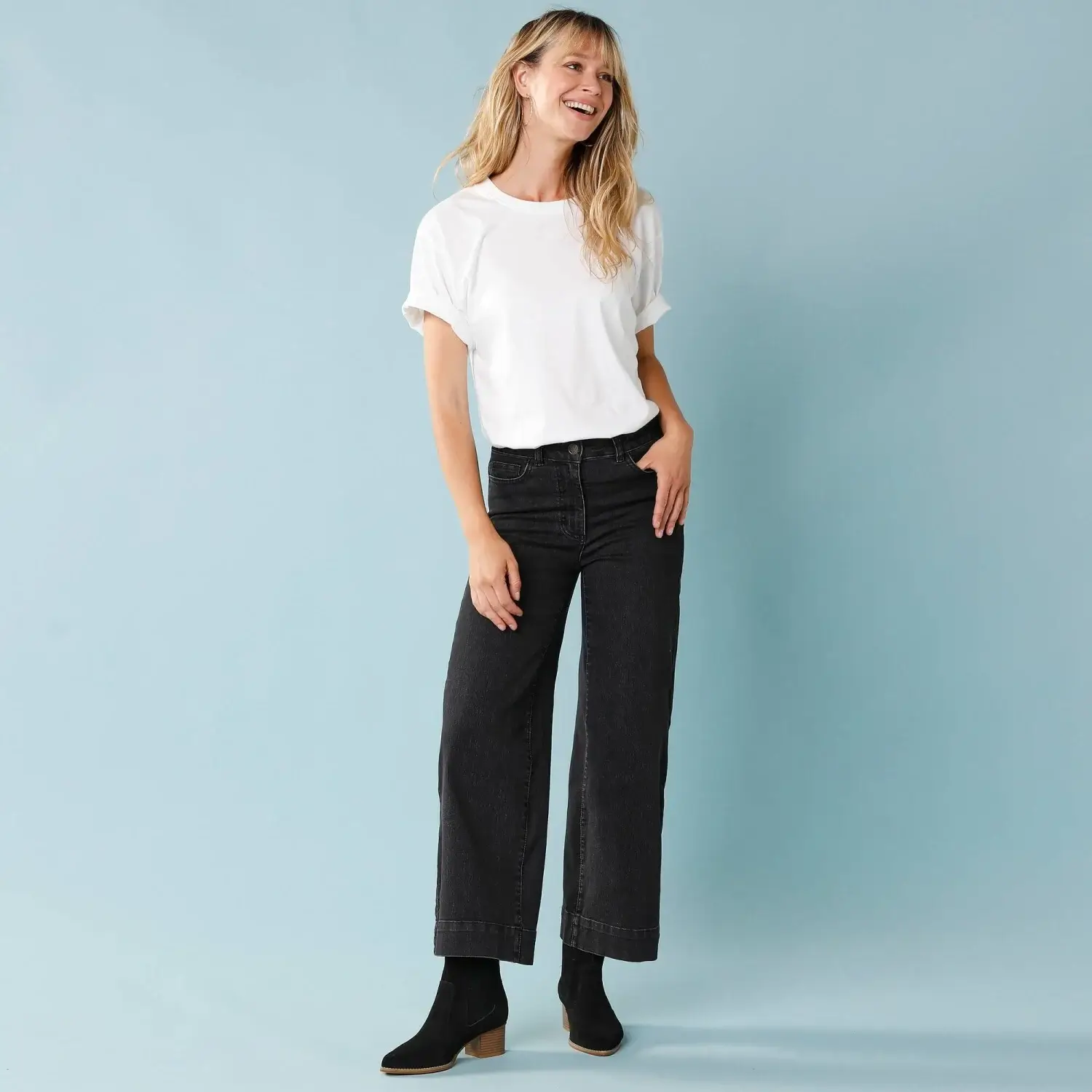 Široké džíny černé s bílým topem