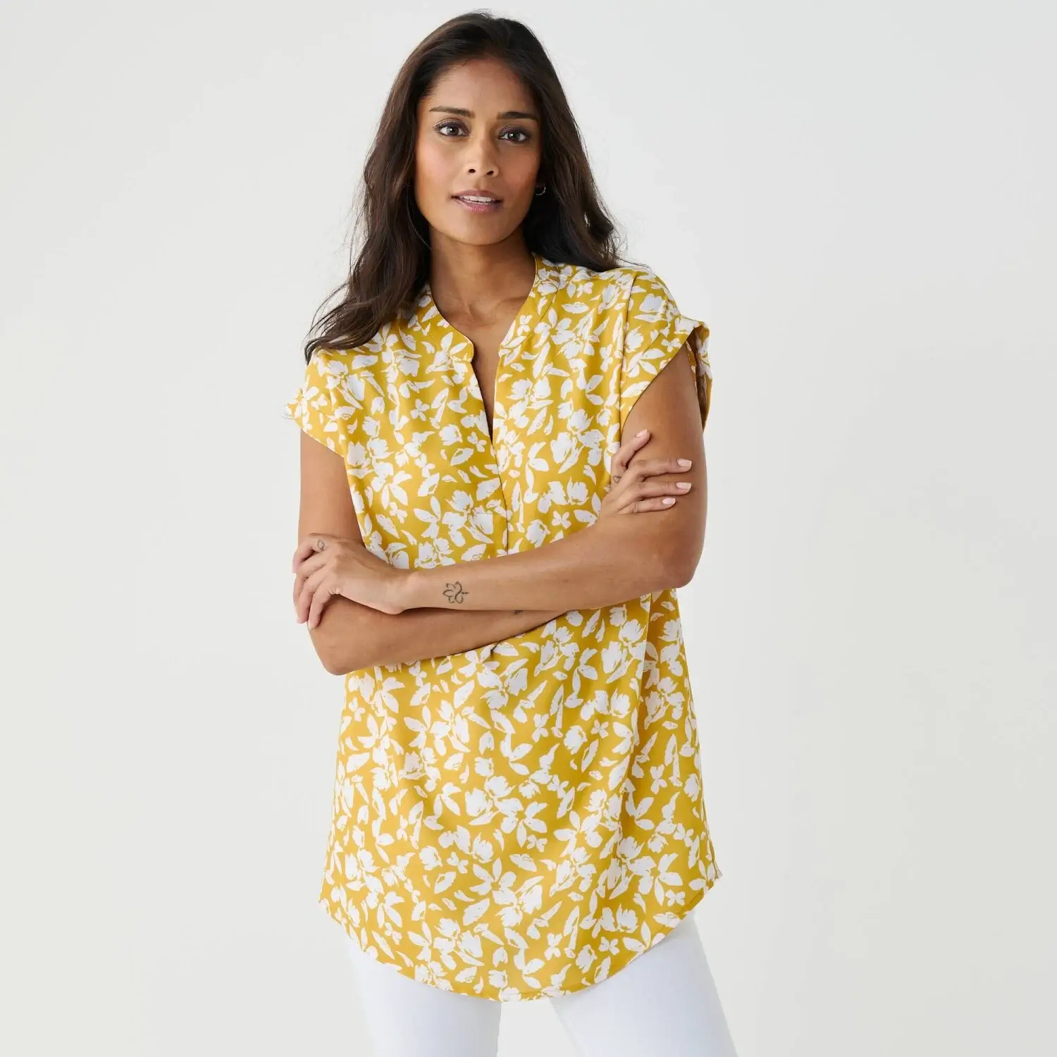 Žlutá halenka se vzorem