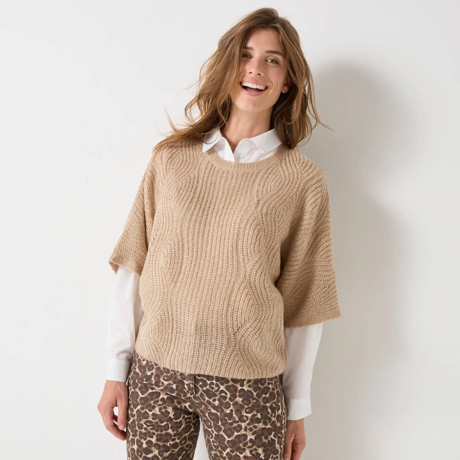 Halenka v kombinaci s hnědým svetrem