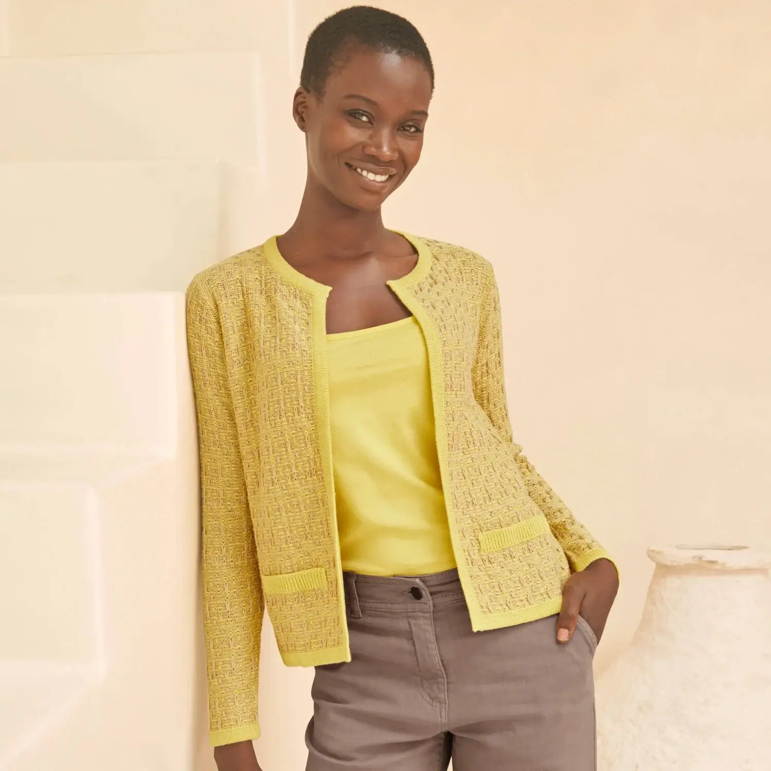 Žlutý lehký svetr